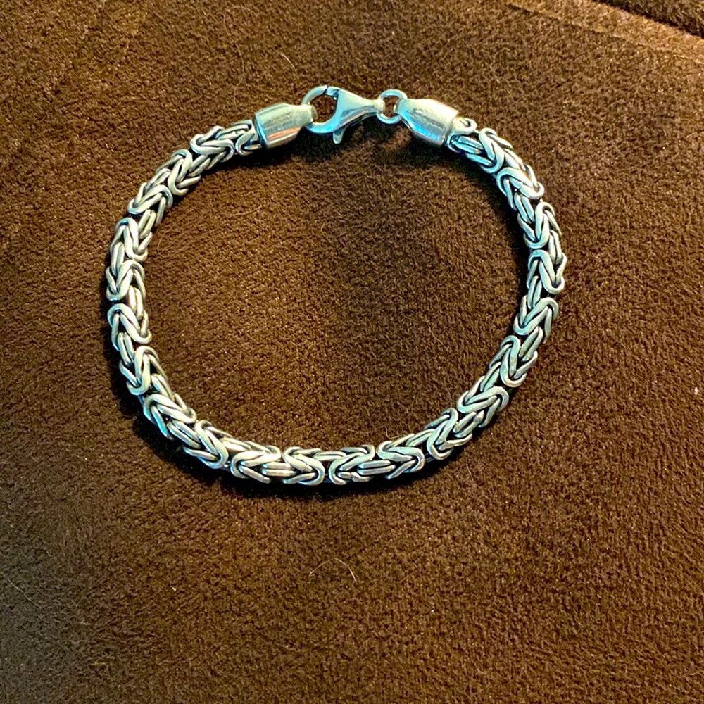 Brighton woman’s silver bracelet